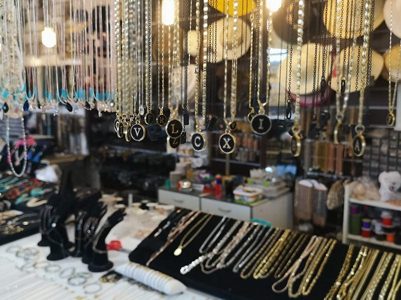 sieraden op een markt