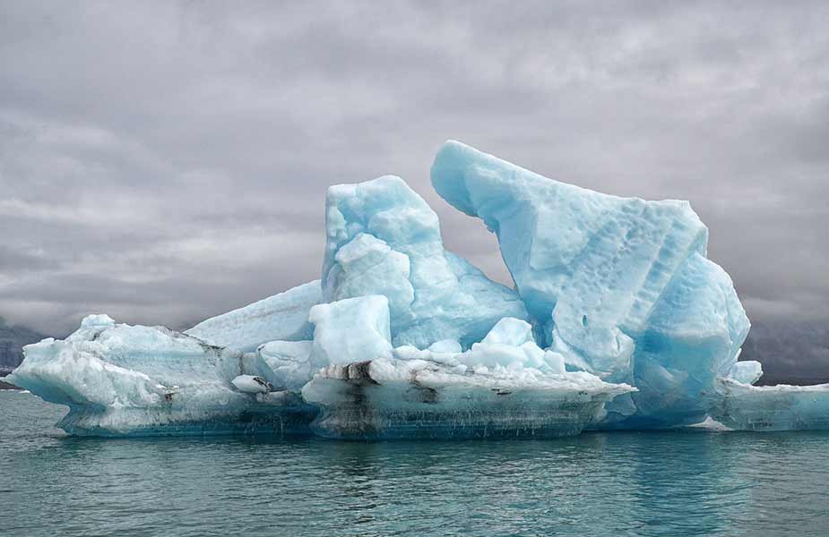 Drijvende ijsschotsen in Jökulsarlon-meer in IJsland