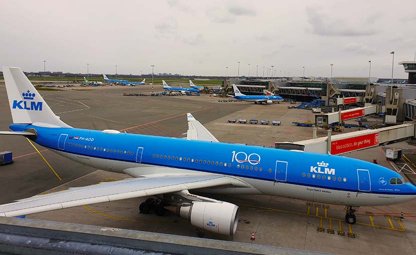KLM vliegtuigen bij de gates
