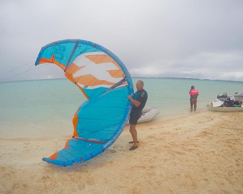 Rene aan het kitesurfen in Frans Polynesie