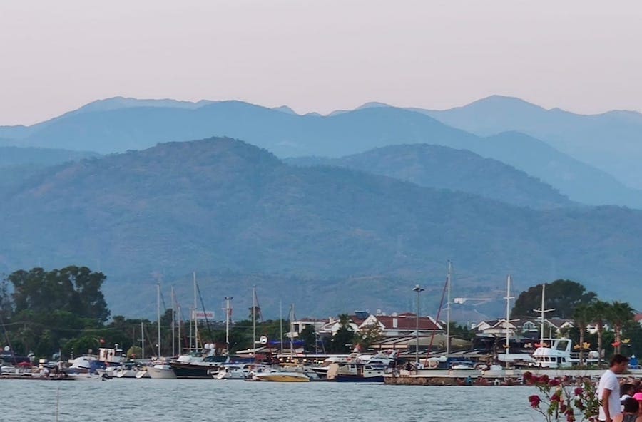 Bergen en boten aan het water in Kordon boulevard Fethiye