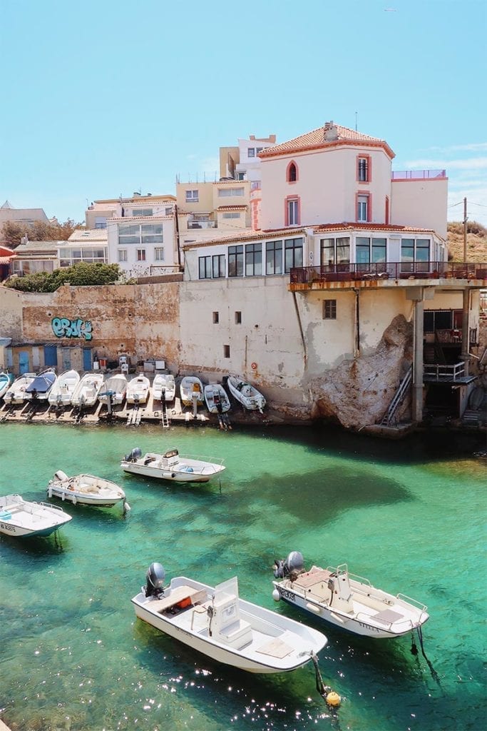 Bootjes in het water bij Marseille