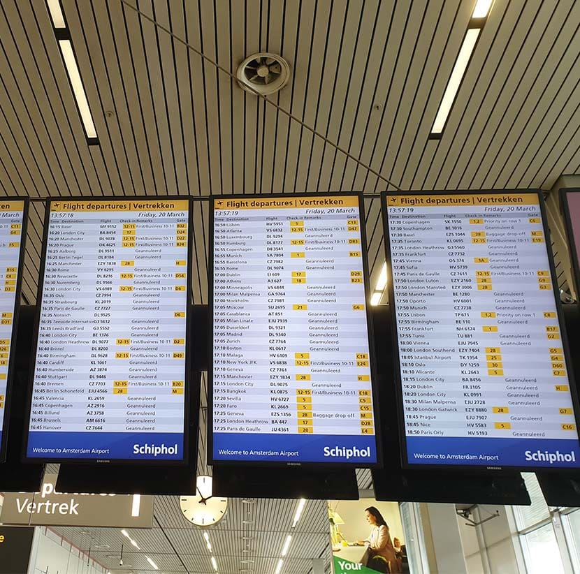 Vertrekborden op Schiphol in de vertrekhal