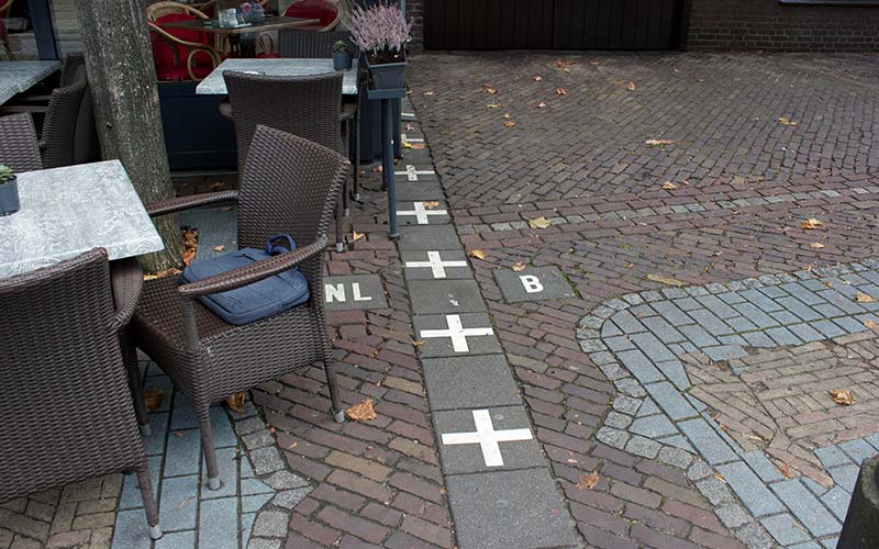 Terras in Baarle met scheidingslijn Nederland - Belgie