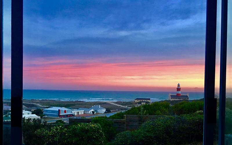 Uitkijk op de vuurtoren van Cape Agulhas bij zonsondergang