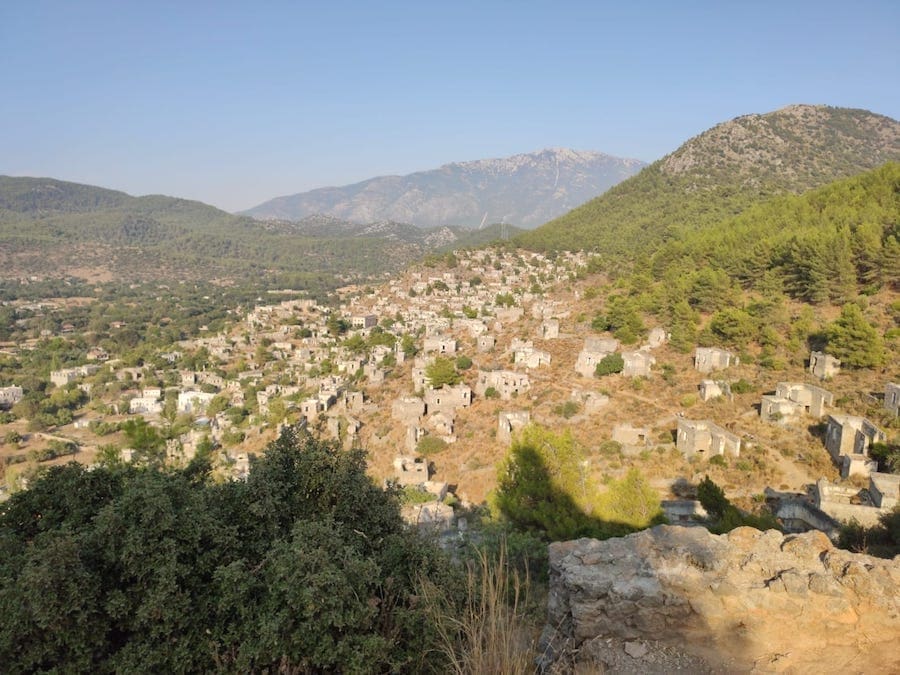 Uitzicht over ruïnes van Kayaköy, Fethiye