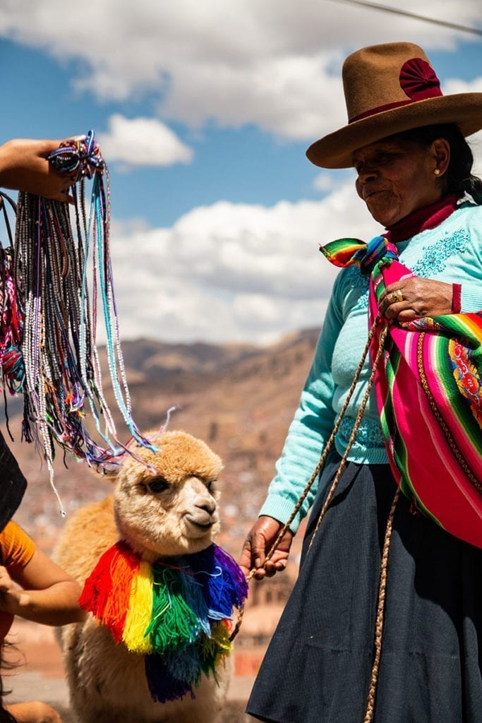 lama en lokale bevolking peru