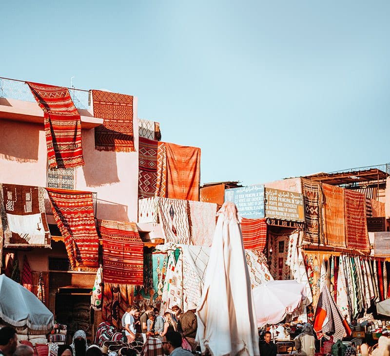 gekleurde kleden in Marrakech
