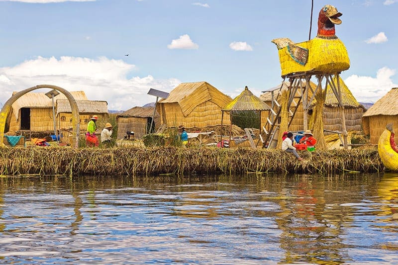 Een hoogtepunt van een reis naar Peru, de Uros bevolking Titicacameer peru