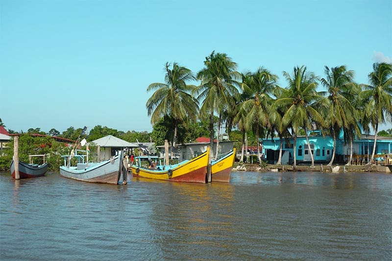 bootjes in het water in suriname