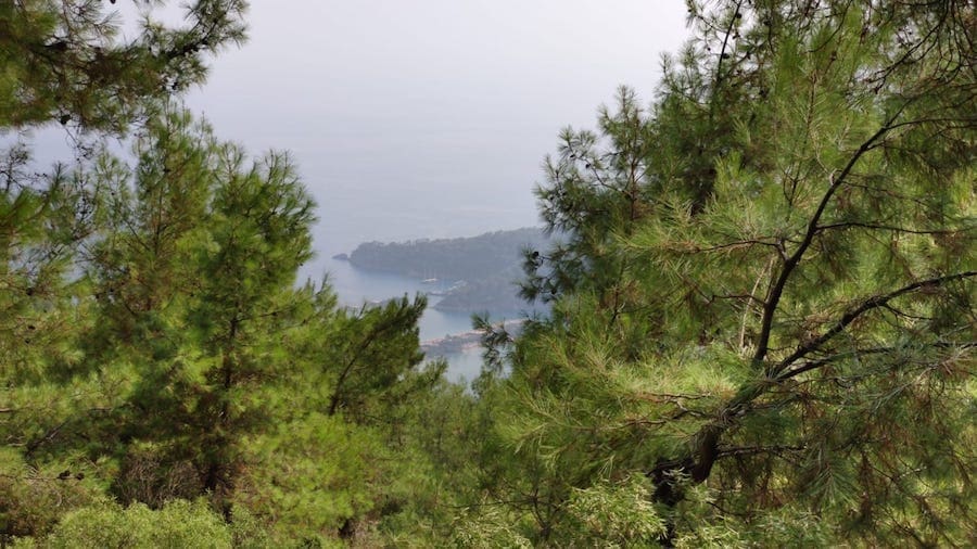 Uitzicht over de Blue Lagoon in Ölüdeniz Tabiat Parki Fethiye