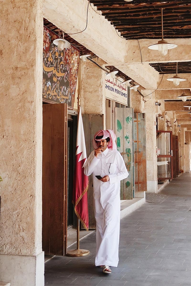 Lokale man loopt in traditionele kleding in Qatar