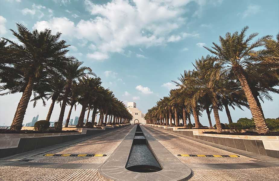 Mooie laan met palmbomen in Qatar