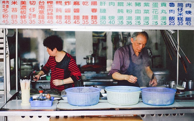 Locals die eten bereiden in taiwan