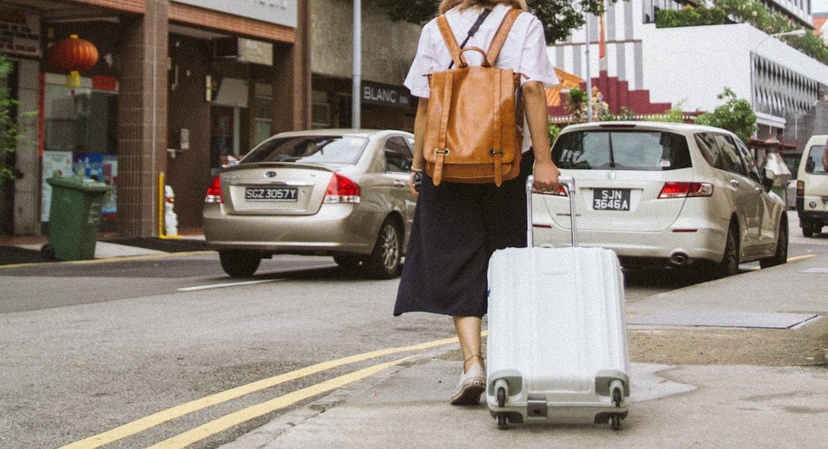 Vrouw met handbagage koffer