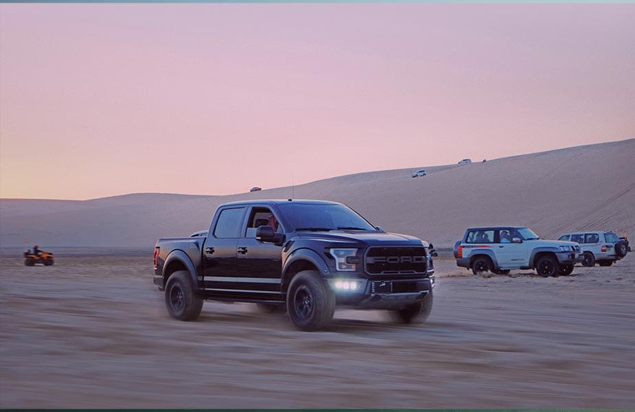 Met een jeep de woestijn in in Qatar
