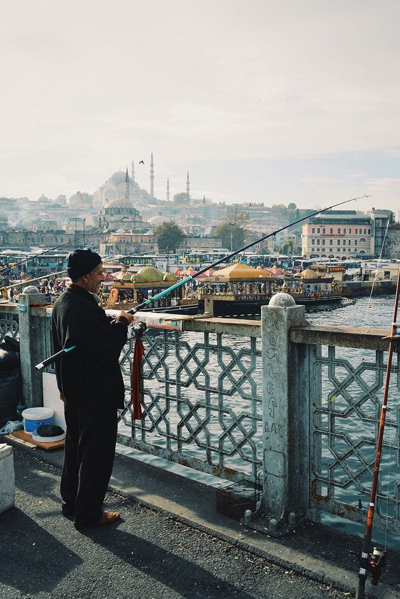 man aan het vissen op brug in istanbul