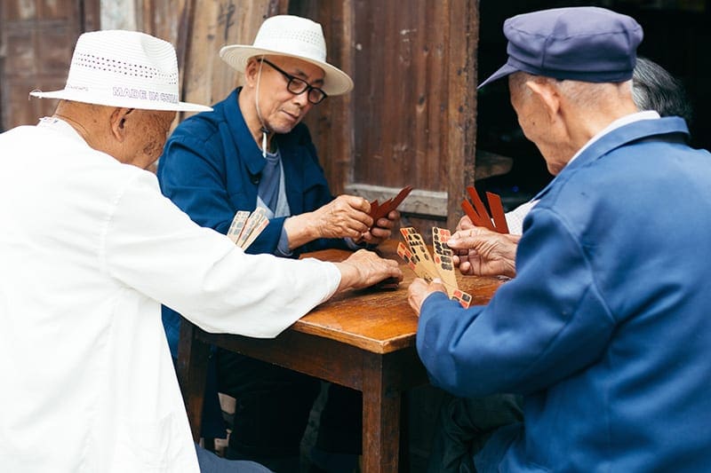 Chinese mannen die een spel spelen