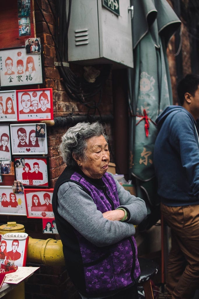 Chinese vrouw bij een kraampje