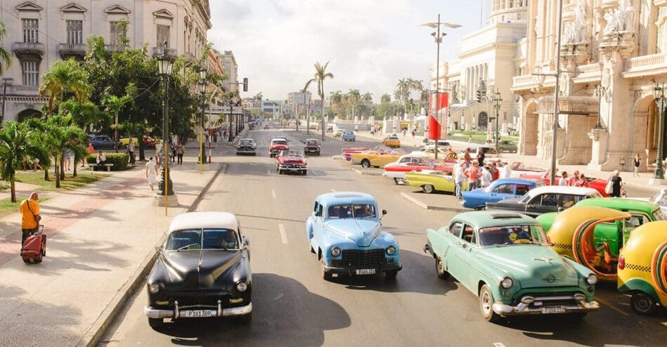 gekleurde autos op straat in cuba