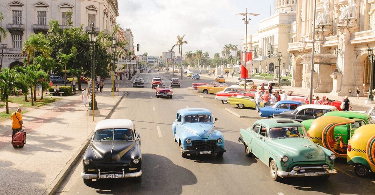 gekleurde autos op straat in cuba