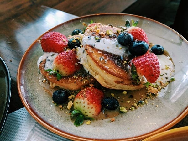 Een smakelijke american pancake als internationaal ontbijt