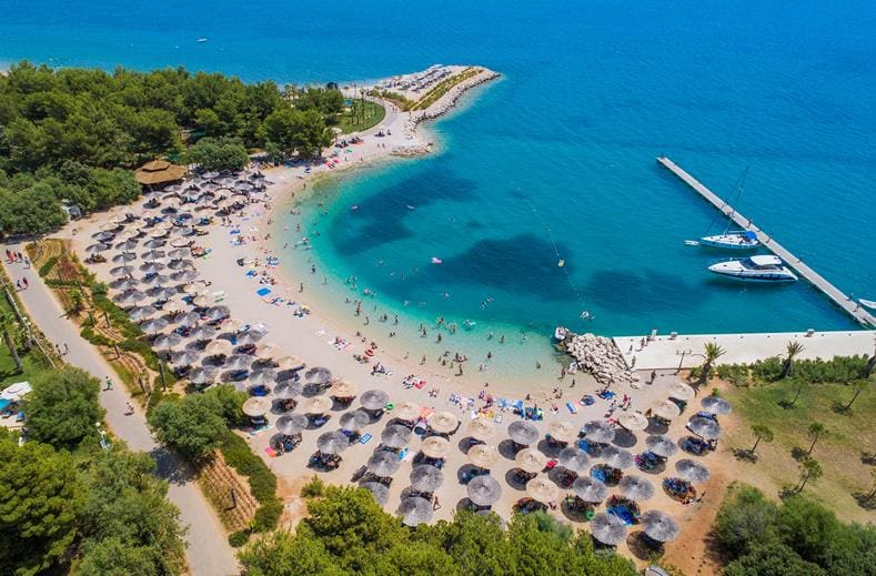 Strand van Sibenik in Kroatié
