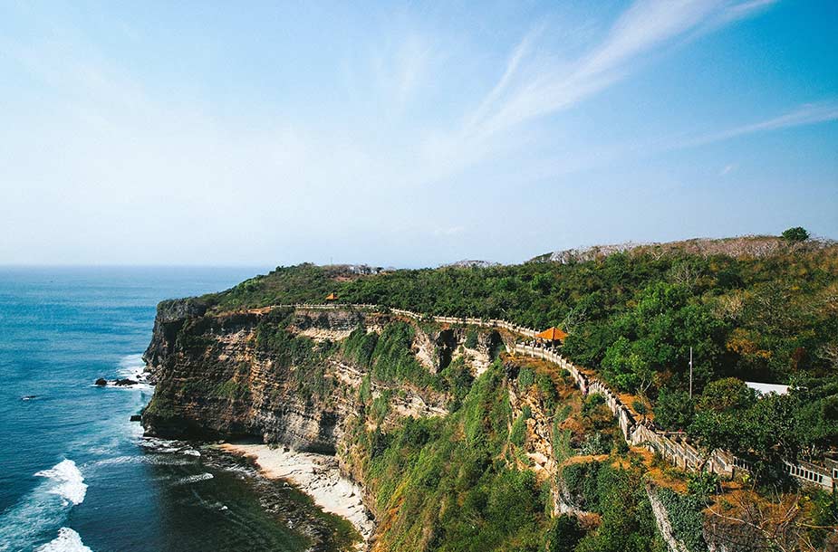 De mooi kustlijn met kliffen bij Uluwatu op Bali