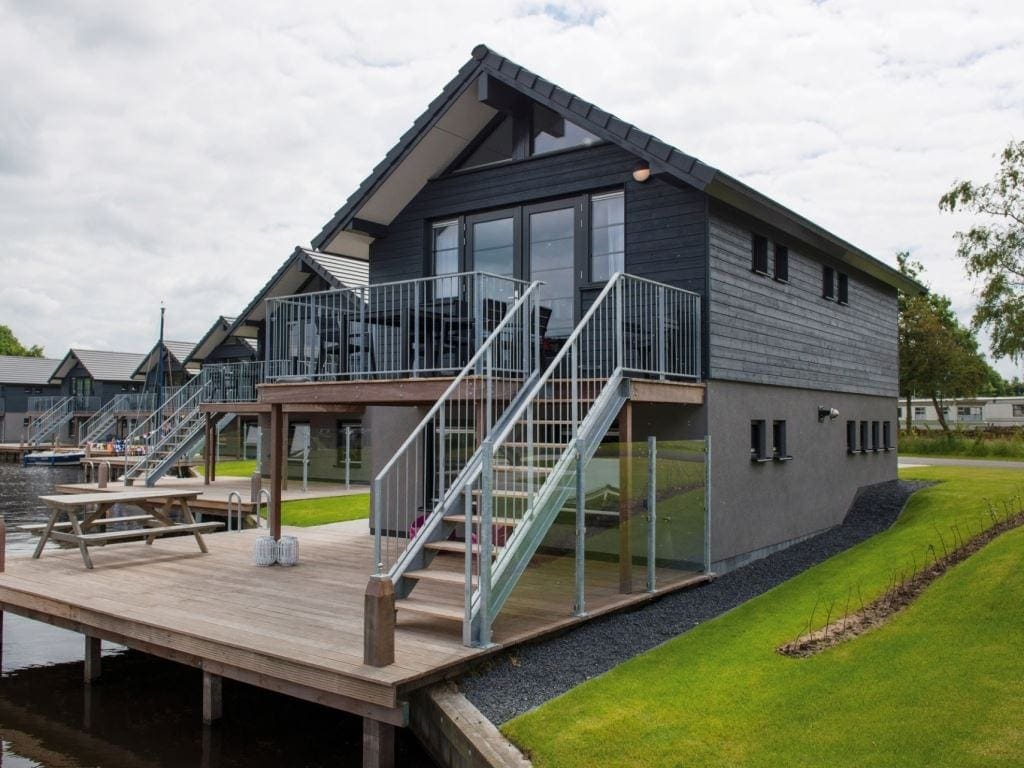 Aan het water genieten bij deze woning aan het Sneekermeer