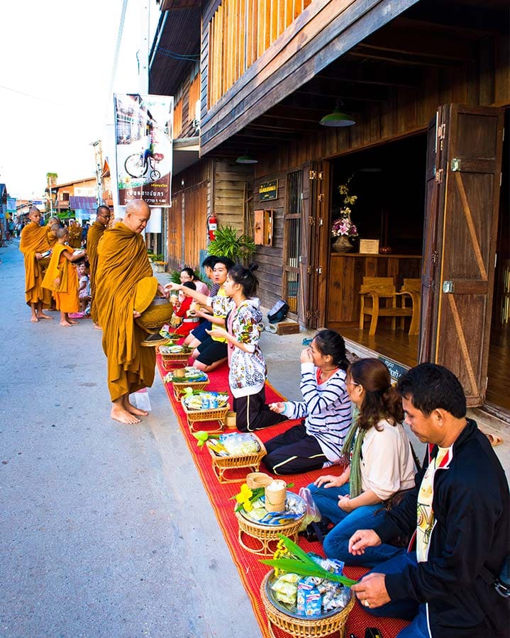 Het straatbeeld in Loei is leuk om te zien tijdens je reis naar Thailand. De Thai geven voedsel aan de monniken op straat in Chiang Khan