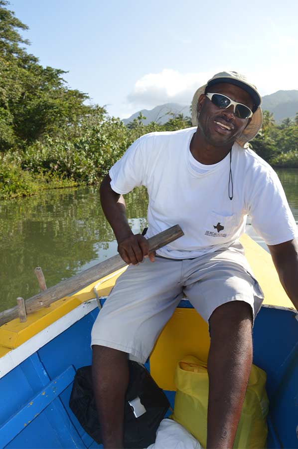 Gids Alex in de boot in de jungle tijdens onze vakantie Dominica