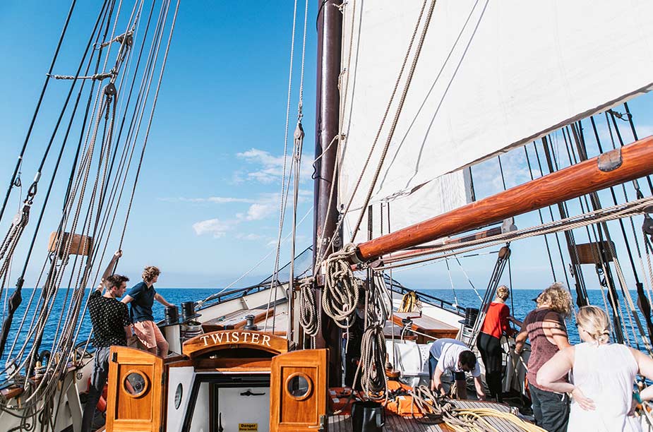 Gezelligheid aan boord en genieten van de zee