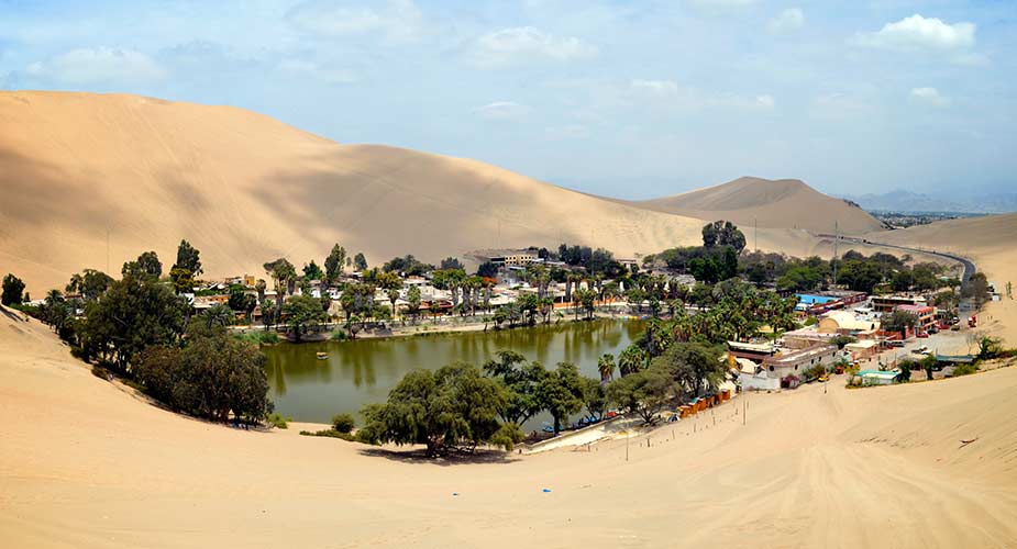 De oase Huacachina in de woestijn  i