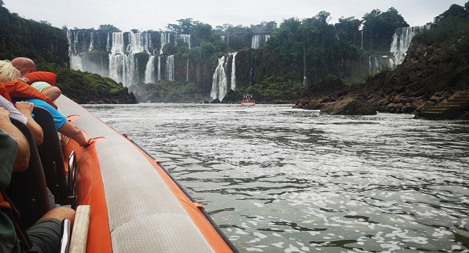 bootje bij de Iguaçu watervallen