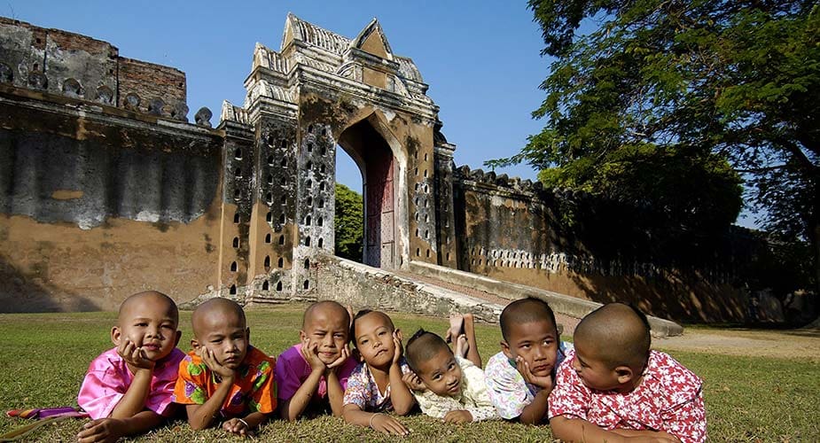 Kinderen voor het paleis van King Narai in Lopburi