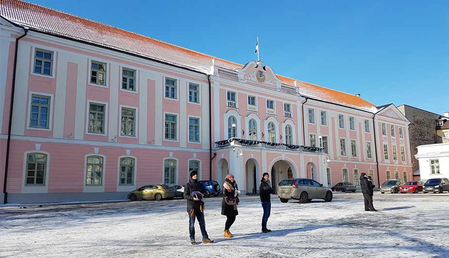 Plein in Tallinn met kleurrijke gebouwen