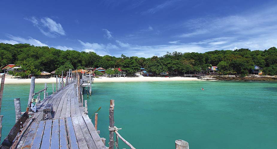 Strand en pier van het eiland Koh Samed