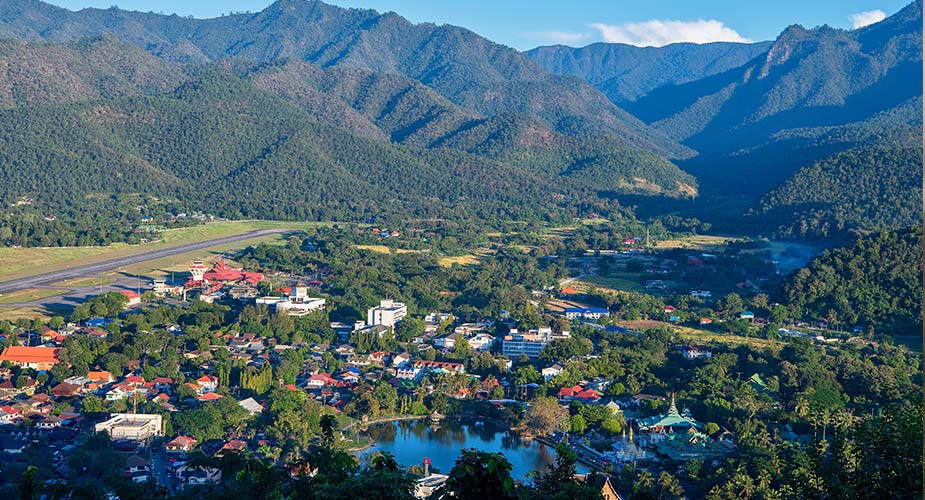 De plaats Mae Hong Son gelegen tussen de bergen in Thialand