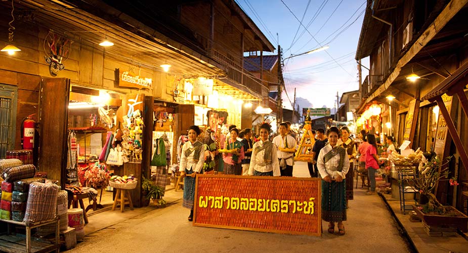 Tip voor je reis naar Thaiand: geniet van de gezelligheid op de avondmarkt in Chiang Khan