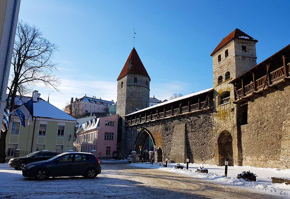 Mooi zicht op de oude stadsmuur van Tallinn, zeker zien als je een stedentrip naar Tallinn maakt
