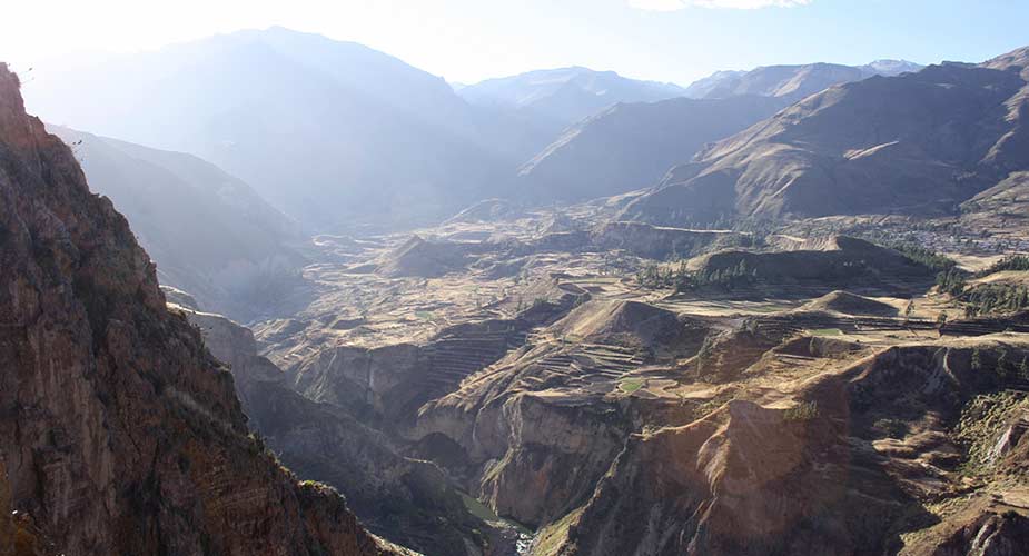 De grote Colca Canyon, een van de bezienswaardigheden in Peru