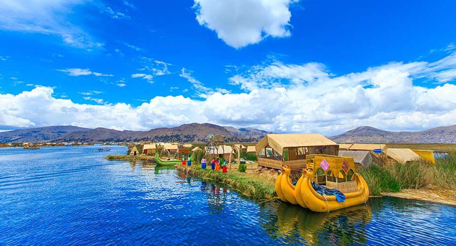 Traditionele bootjes op het Titicacameer, een van de bezienswaardigheden van Peru