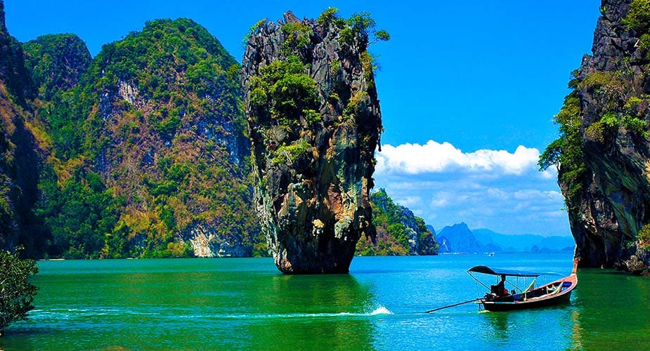 Tip voor je reis naar Thailand, bezoek de  baai van Phang Nga