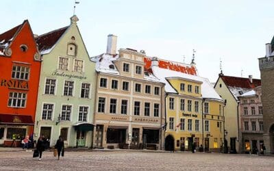 Grote plein in Tallinn met gekleurde huizen