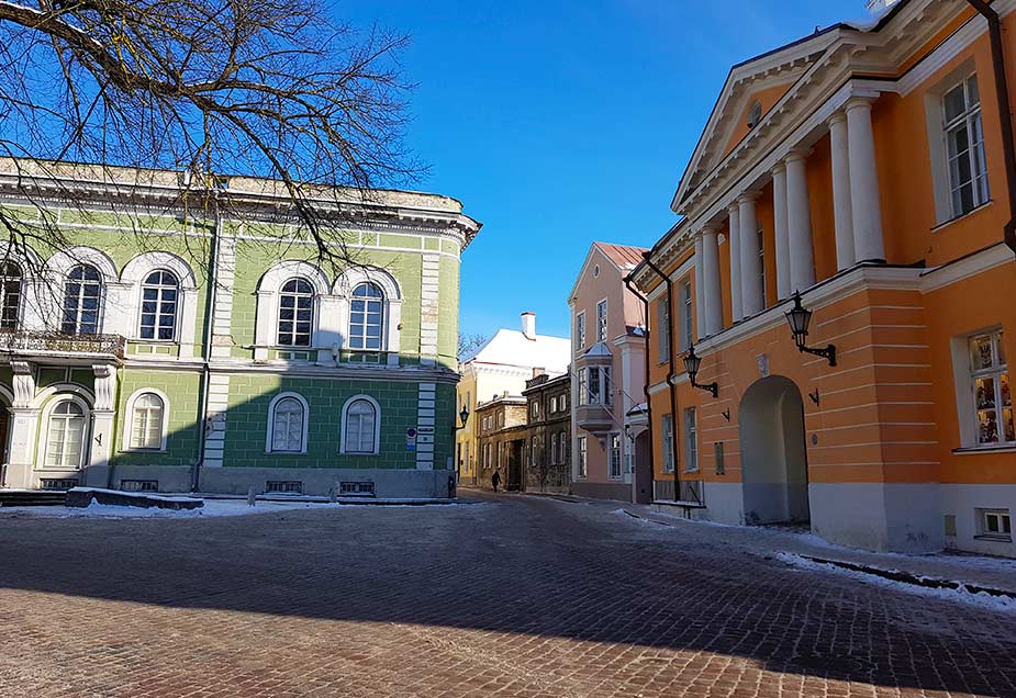Kleurrijke panden aan een pleintje in Tallin
