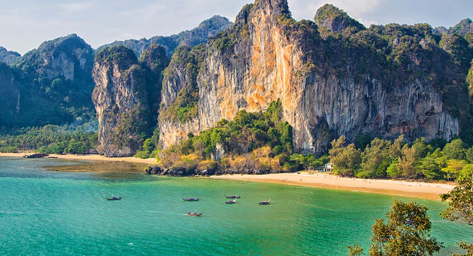 Het strand van Railay beach bij Krabi