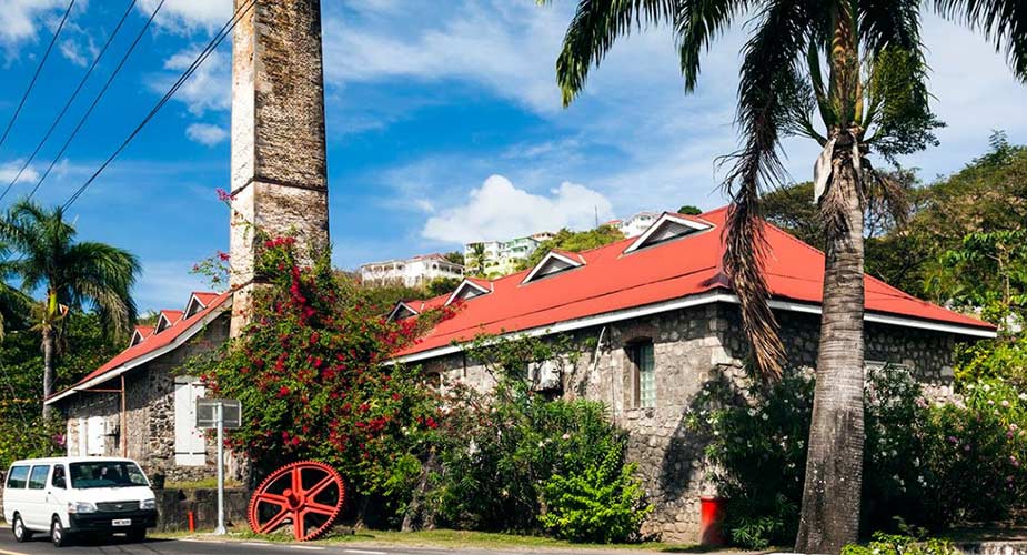 Zien tijdens je vakantie Dominica, de oude suikerfabriek in Roseau