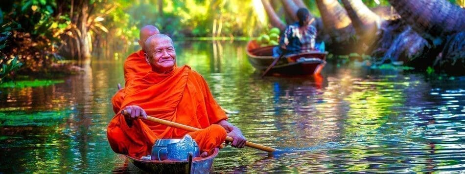 Monniken in Samut Songkhram die voedselgiften verzamelen op een boot