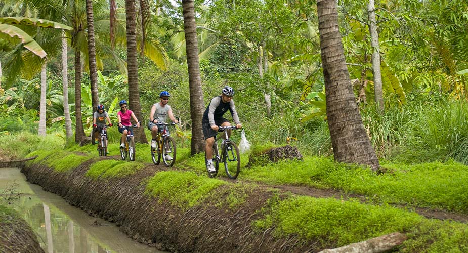 Fietsen langs de plantages bij Samut-Songkhram