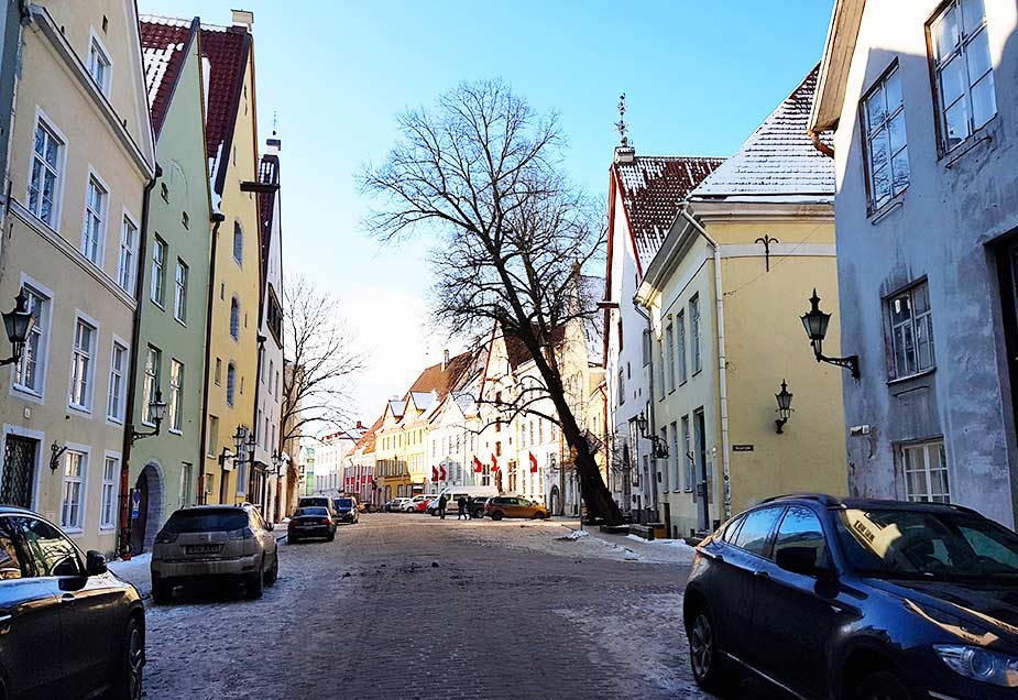 Winters tafereel in een straat in Tallinn